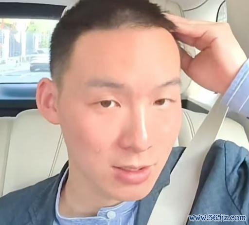 谢浩男重玩被拐前坐过的摇摇车 父子情深共度时光