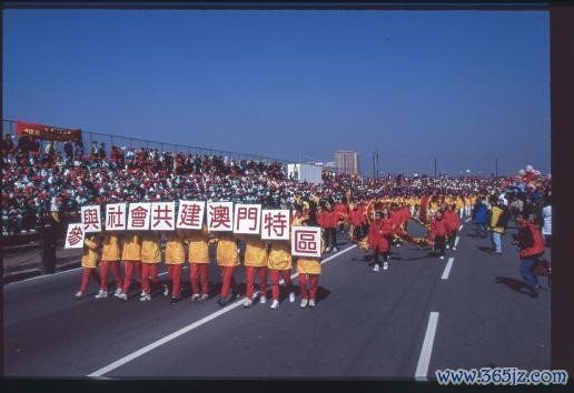 1999年12月20日体育游戏app平台，澳门回顾故国本日。受访者供图